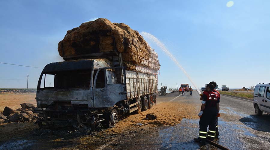 Alev alan saman yüklü kamyon kullanılamaz hale geldi!