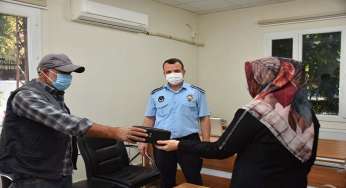 Seyyar satıcı bulduğu cüzdanı sahibine teslim etti