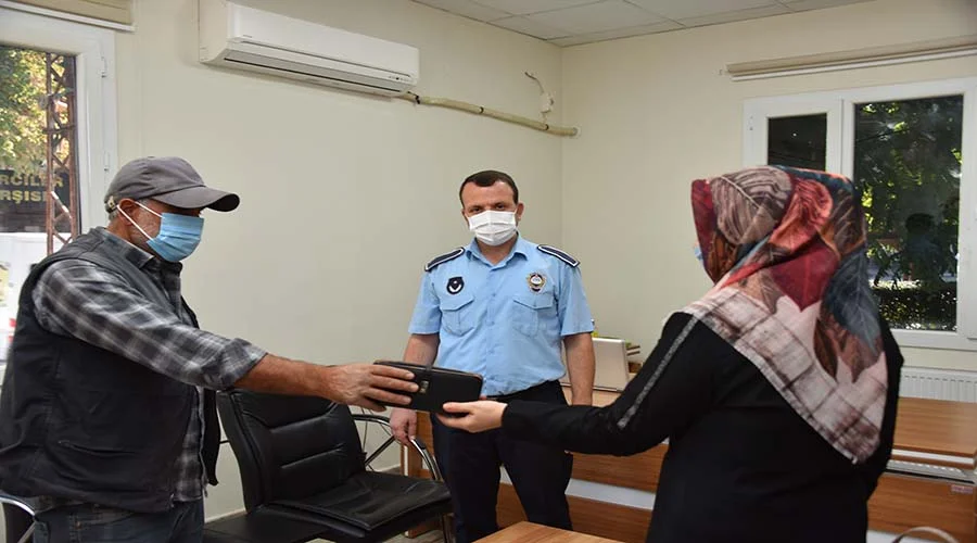 Seyyar satıcı bulduğu cüzdanı sahibine teslim etti
