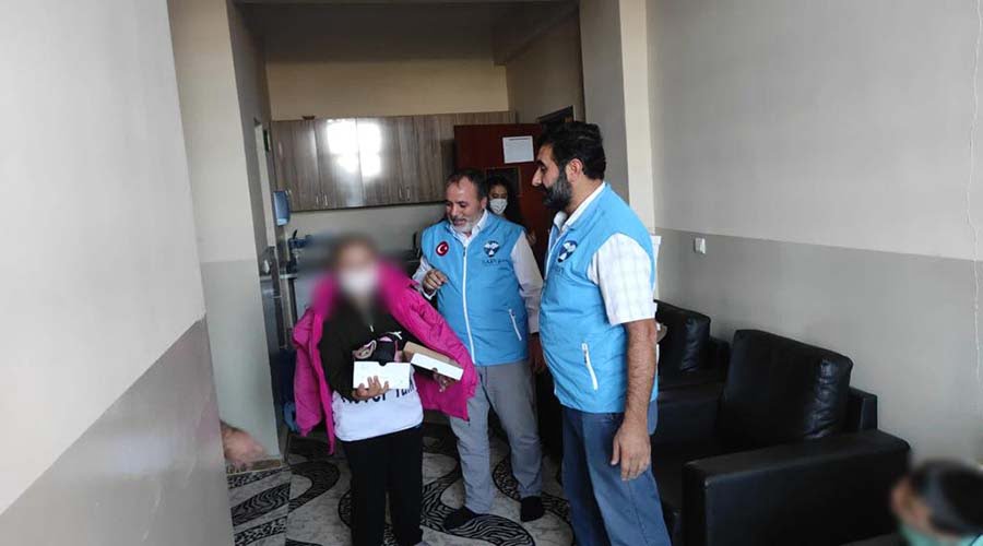 Yüzlerce öğrenciye bot ve mont yardımı yapılıyor