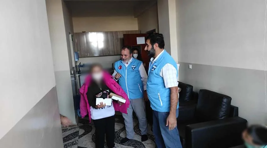 Yüzlerce öğrenciye bot ve mont yardımı yapılıyor