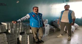 Yetim ve ihtiyaç sahibi çocuklara bot ve mont yardımları sürüyor