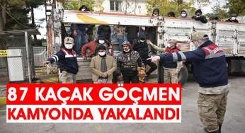 Göçmenler gizlendikleri kamyon kasasında yakalandı!