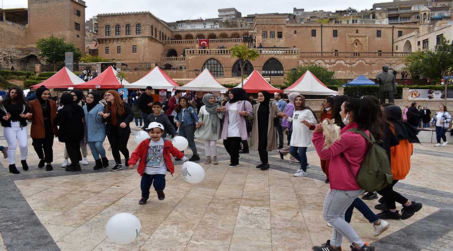 Üniversiteli gençler Mardin’in tarihine hayran kaldı