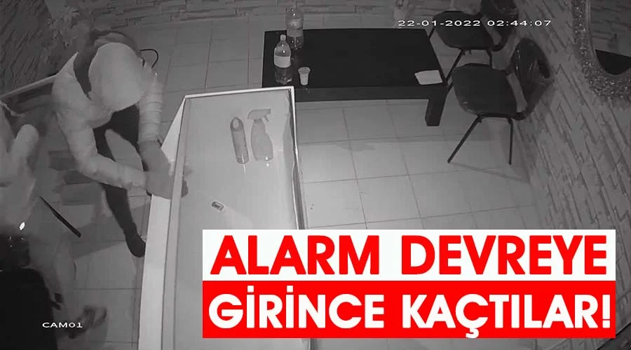 Kuyumcuya giren hırsızlar, alarmın devreye girmesiyle kaçtı