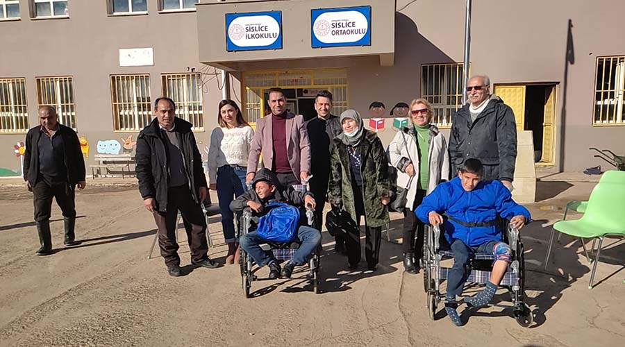 Tekerlekli sandalyeye kavuşan engelli çocuklar okula başladı