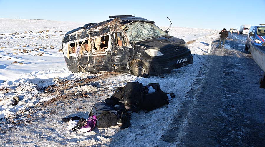 Öğrencileri taşıyan servis devrildi: 11 yaralı