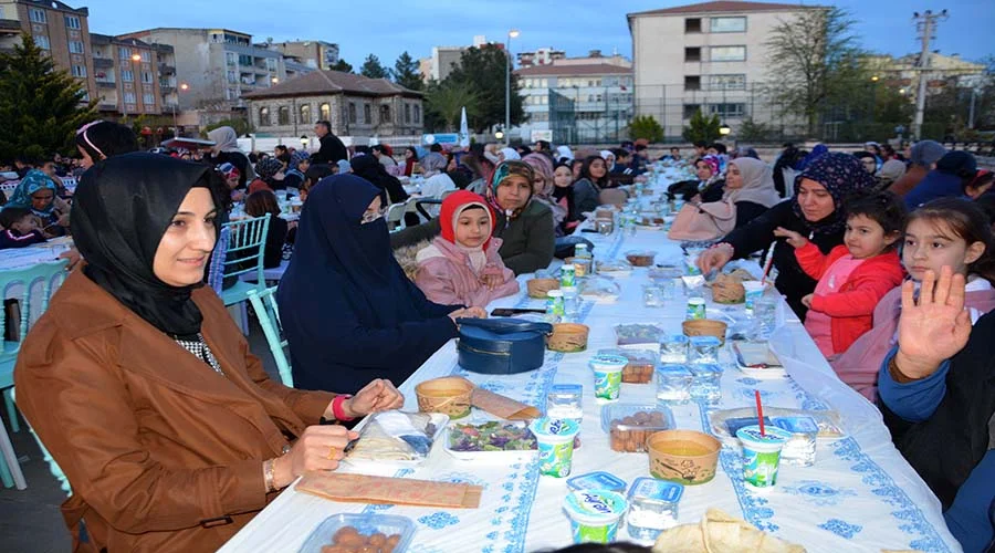 Başkan Ayşe Çakmak yetimlerle iftarda buluştu