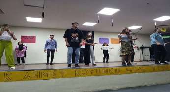 Lise öğrencileri tiyatro gelirini yetimlere bağışladı