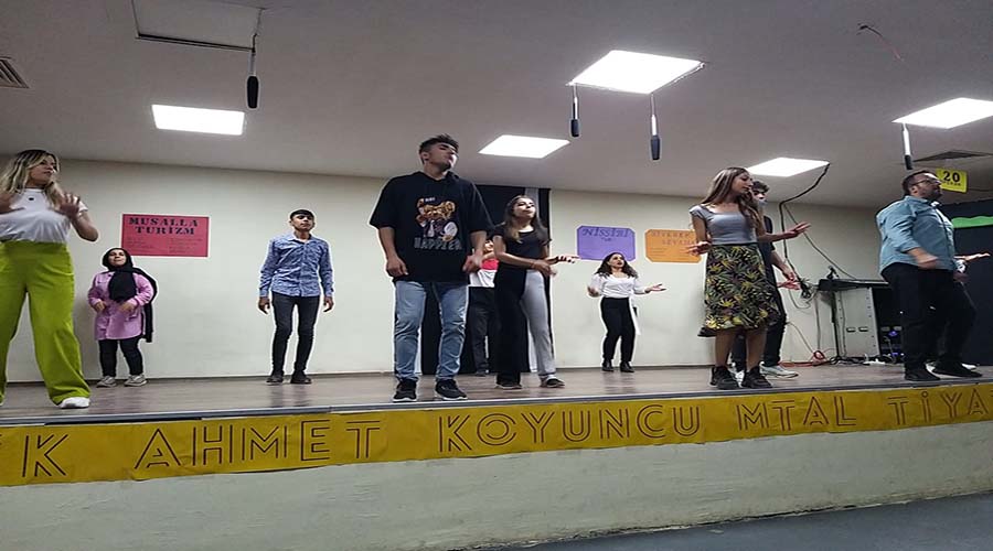 Lise öğrencileri tiyatro gelirini yetimlere bağışladı