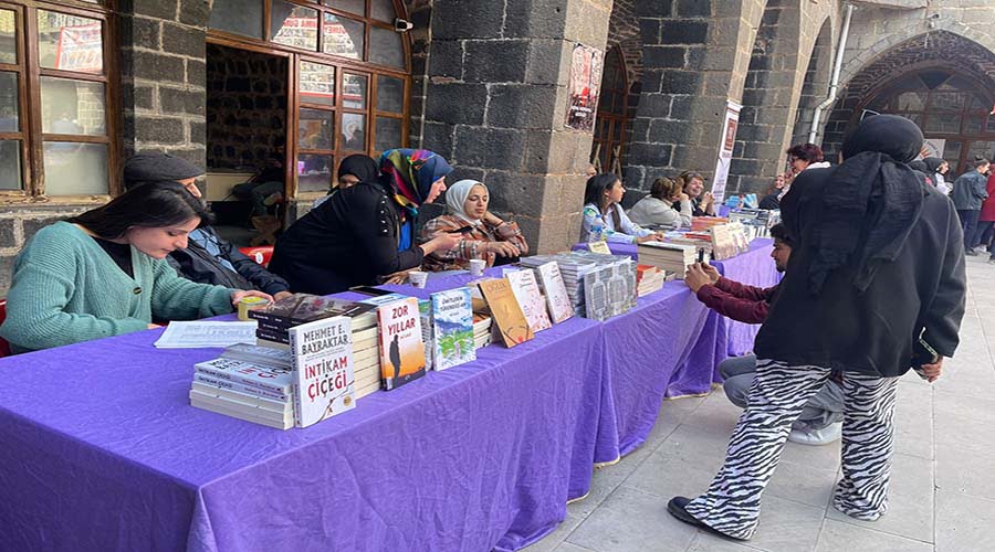 Siverekli yazarlar kitaplarını okurları için imzaladı