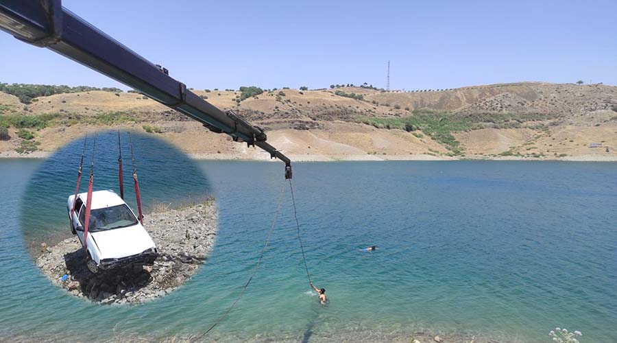 El freni çekilmeyen otomobil Fırat Nehrine gömüldü!