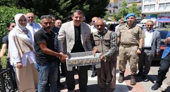 Taş ustası Selaniş, Ayhan’ın isminin olduğu mangal hediye etti