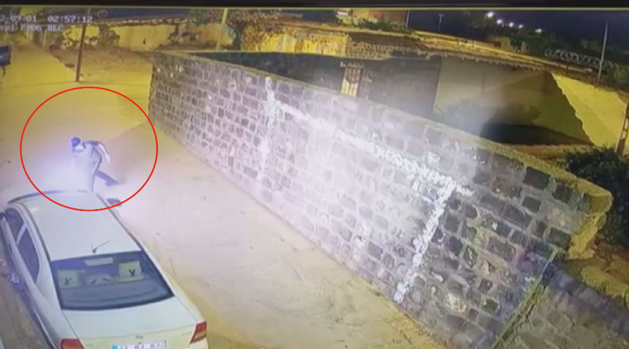 Park halindeki otomobile benzip döküp ateşe verdi!