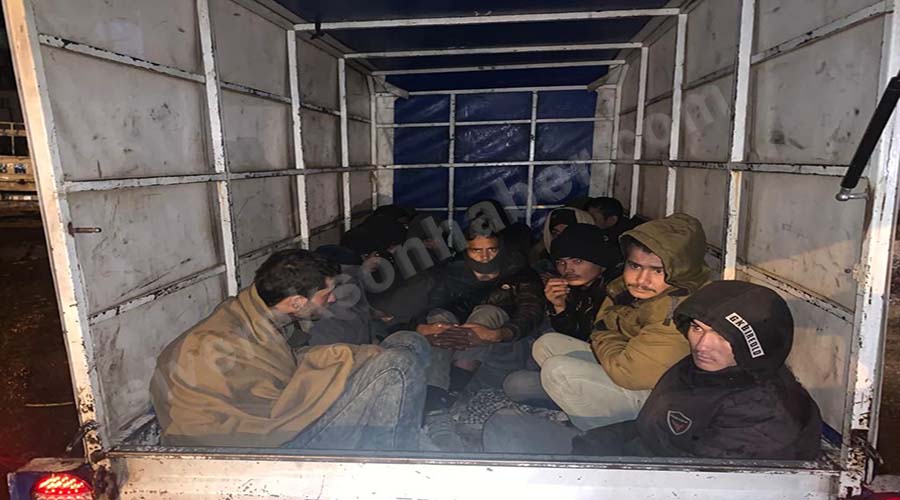 Dur ihtarına uymayan araçtan kaçak göçmen çıktı