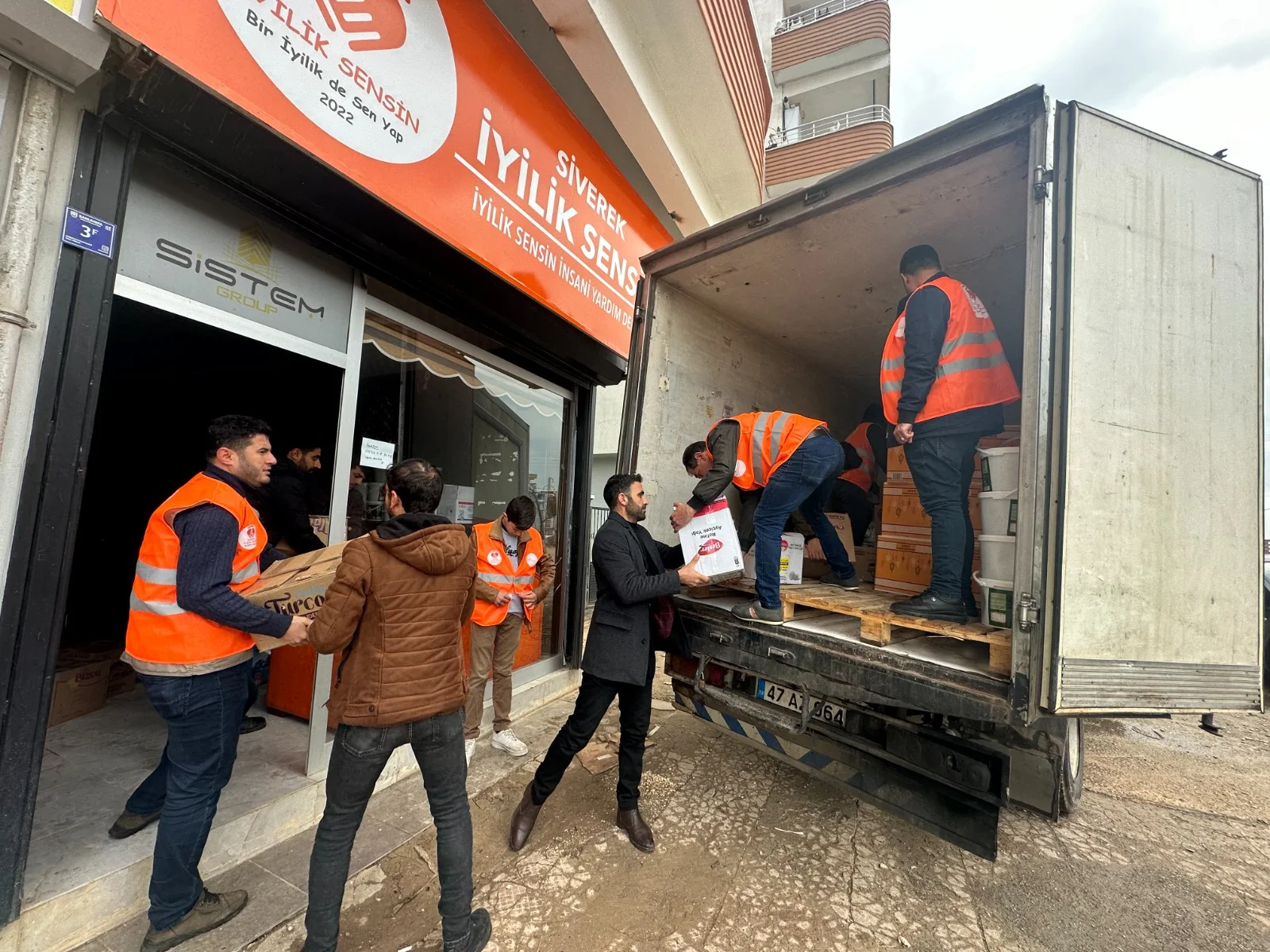 İyilik Sensin Derneği depremzedeleri yalnız bırakmadı