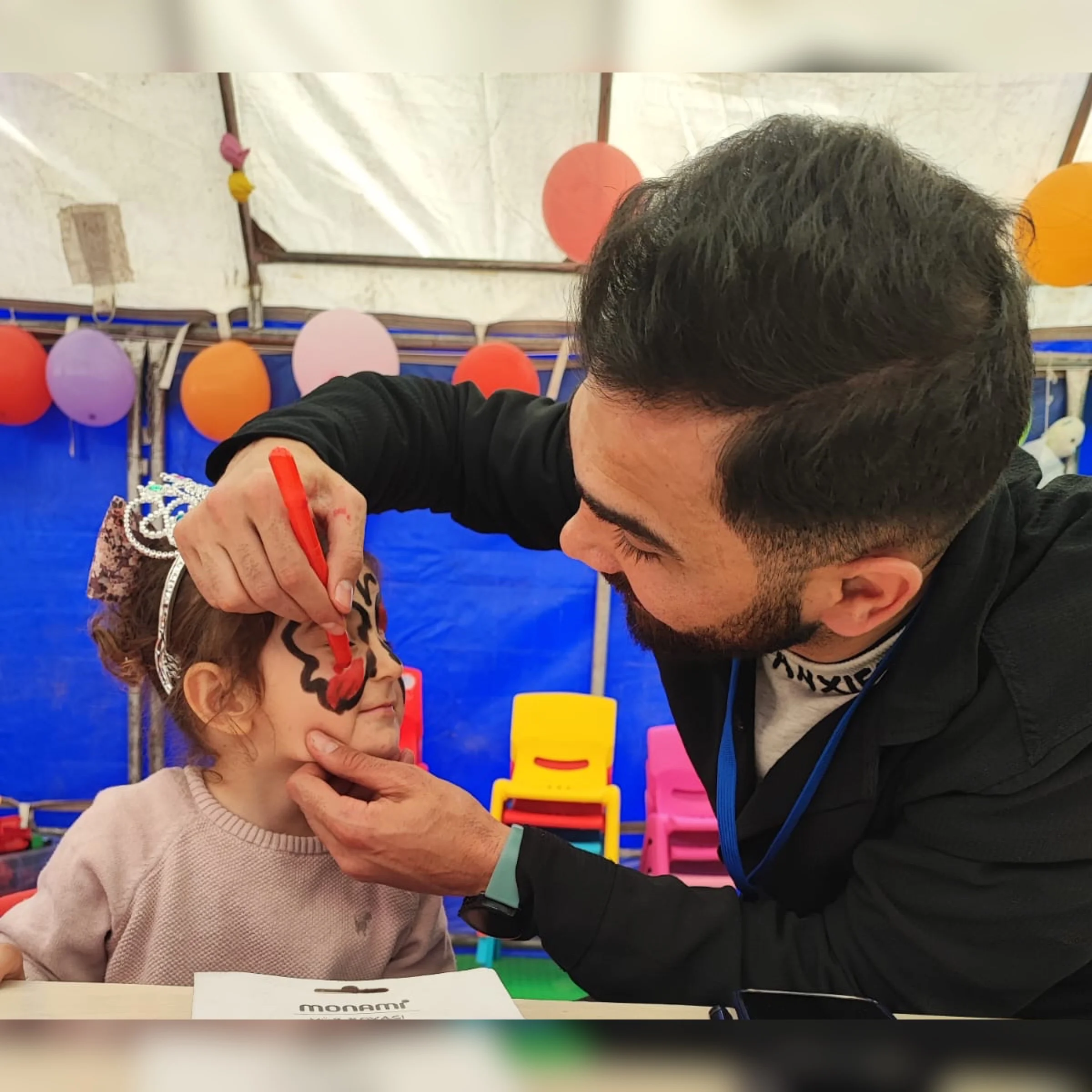 Gönüllü öğretmenler deprem bölgesinde psikososyal destek çadırı kurdu