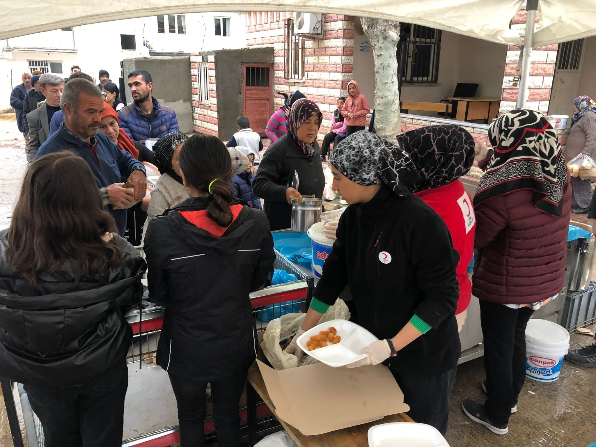 Gönüllüler, depremzedelere 1 ton tatlı dağıttı