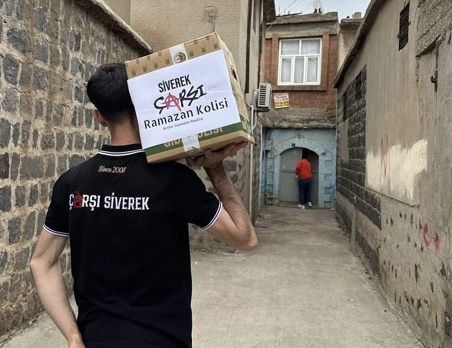 Çarşı grubu ihtiyaç sahibi ailelere gıda kolisi dağıttı