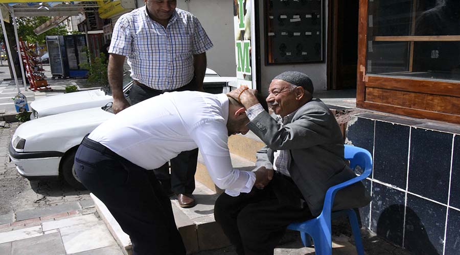 Vatandaşlar genç aday Bucak’a yoğun ilgi gösteriyor