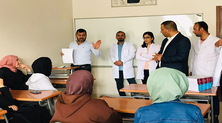 Üniversite sınavlarına hazırlanan öğrencilere kitap verildi