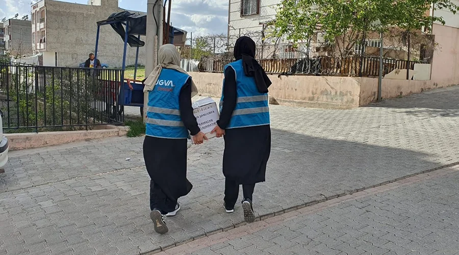 TÜGVA öğrencileri ihtiyaç sahiplerine gıda kolisi dağıttı