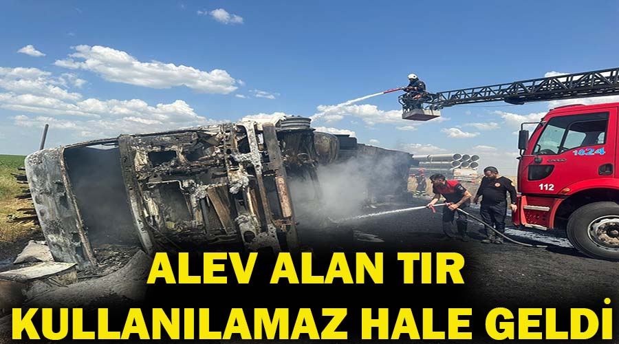 Devrilerek alev alan tır, kullanılamaz hale geldi