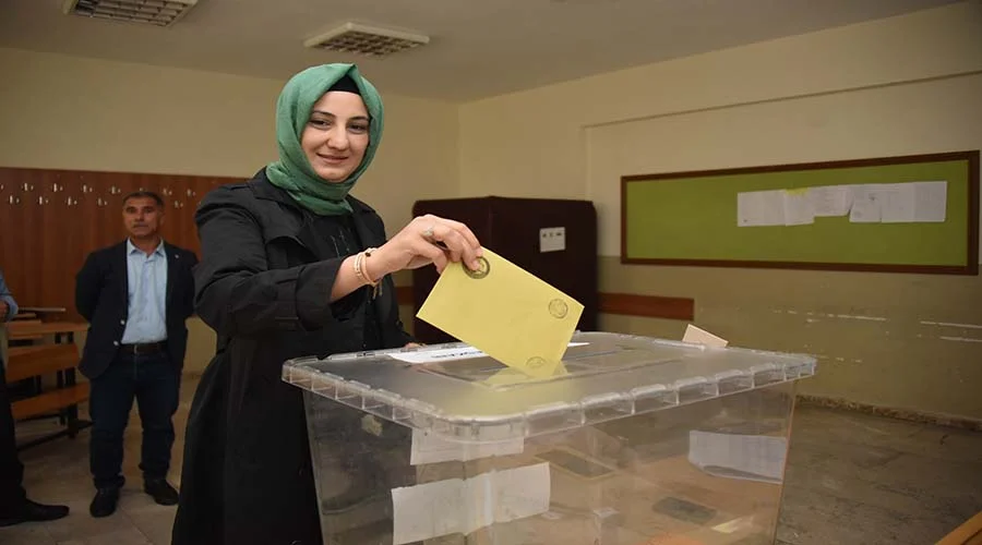 Başkan Ayşe Çakmak oyunu kullandıktan sonra vatandaşlarla sohbet etti