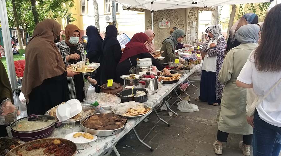 Depremzedeler yararına kermes düzenlendi