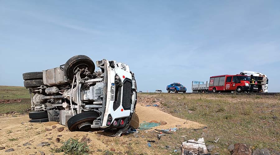 Sıkışan tır sürücüsünü itfaiye kurtardı