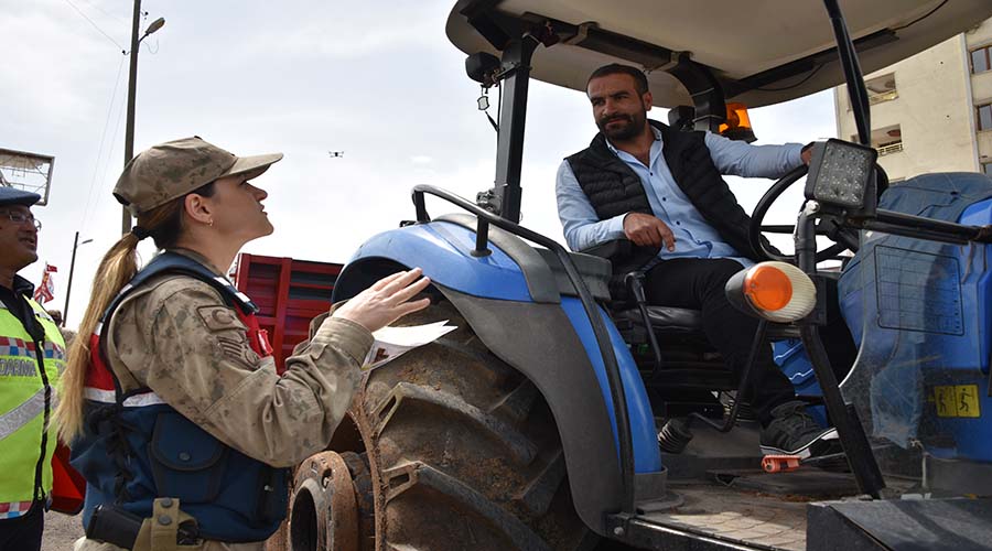 Siverek Trafik Jandarması traktör sürücülerini uyardı