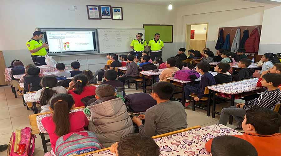 Trafik polisleri öğrencilere eğitim verdi