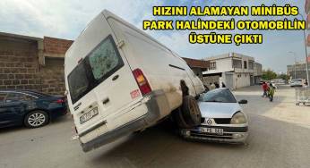 Hızını alamayan minibüs otomobilin üstüne çıktı