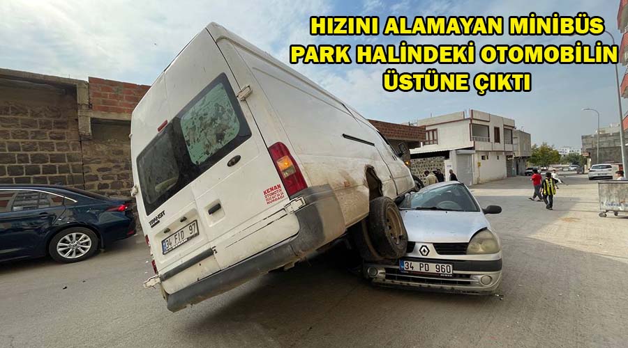 Hızını alamayan minibüs otomobilin üstüne çıktı