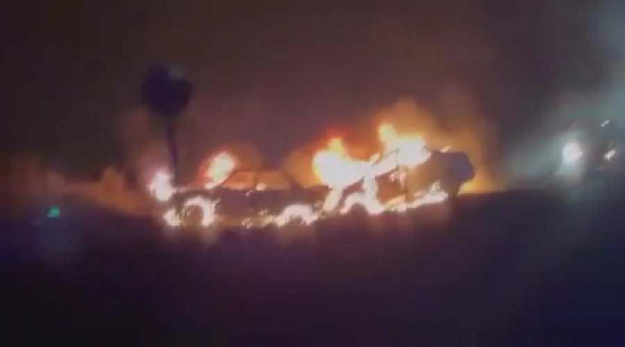 İki otomobilin çarpıştıktan sonra alev aldığı kazada 1 kişi yaralandı