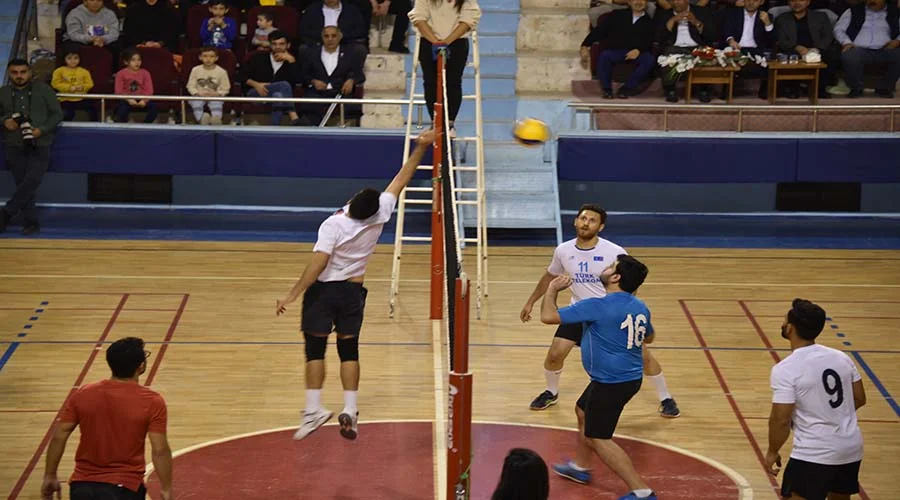 Cumhuriyet’in 100. yılı anısına düzenlenen voleybol turnuvası tamamlandı