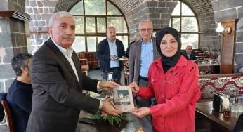 Yazar Baydilli son kitabı ‘Adı Fünya’yı okurları için imzaladı