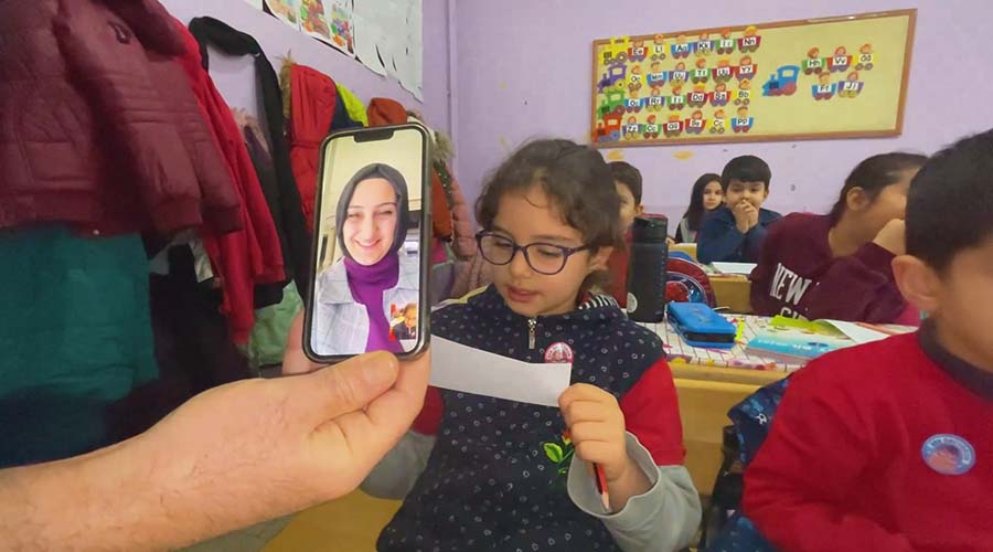 Başkan Çakmak miniklerin yılbaşı tebrikine duyarsız kalmadı