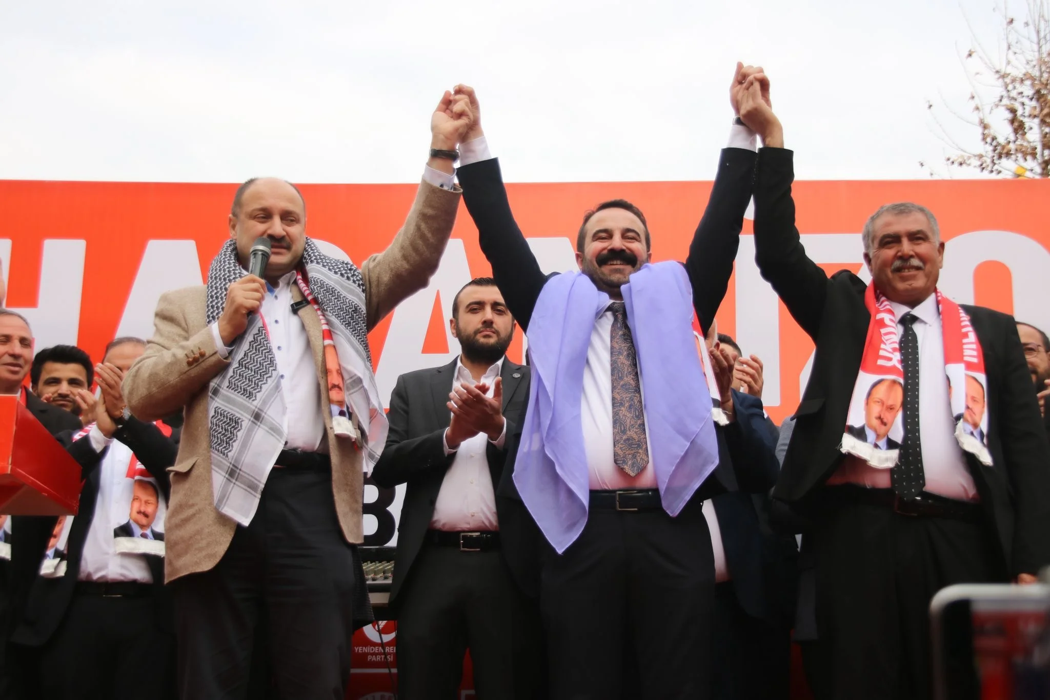 Başkan adayı İzol’un seçim ofisi açılışı mitinge dönüştü
