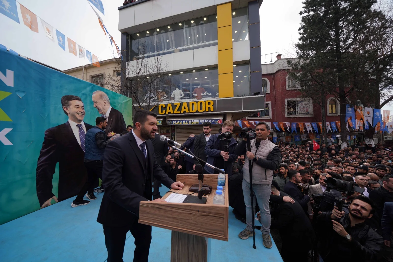 Bucak’ın seçim bürosu açılışları miting havasında geçiyor
