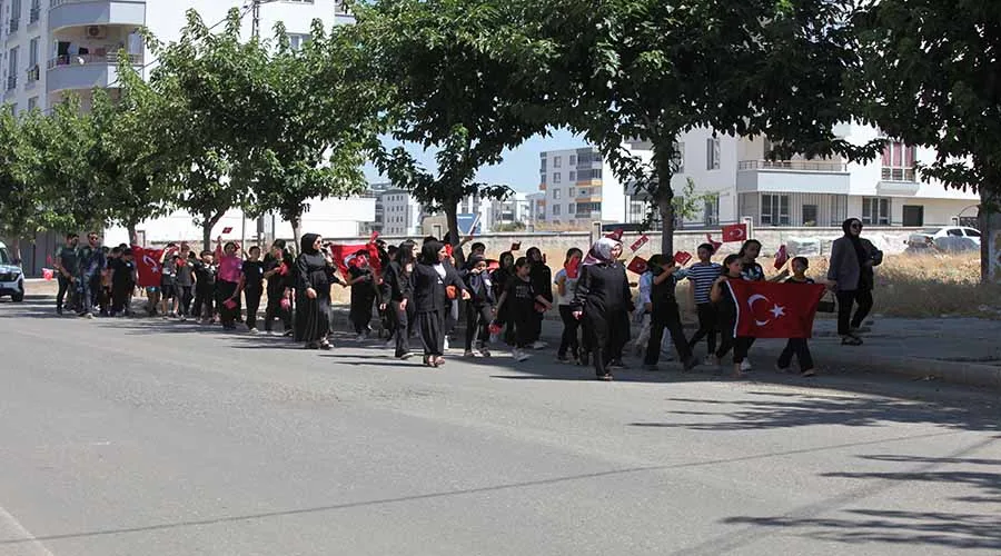 Öğrenciler farkındalık için şehitliğe yürüdü