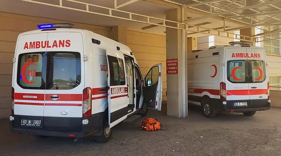 Takla atarak tarlaya devrilen otomobilde 3 kişi yaralandı!