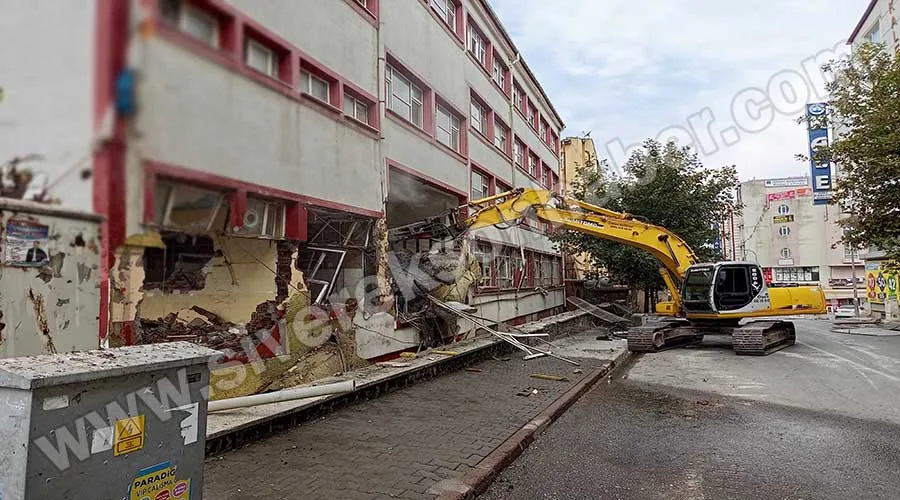 Eski hükümet konağı kontrollü olarak yıkıldı!
