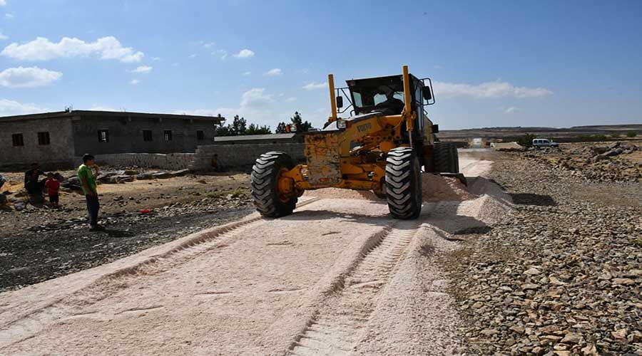 Siverek Belediyesi kırsalda yol sorununu çözüme kavuşturuyor