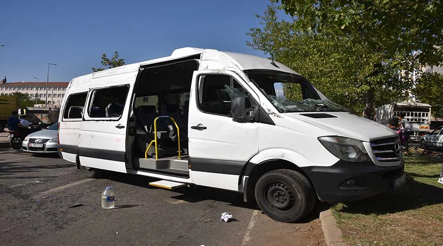 Yolcu minibüsü ile otomobil çarpıştı: 7 kişi yaralandı