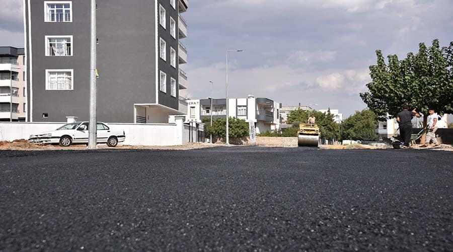 Siverek’te okul yolları sıcak asfaltla kaplanıyor