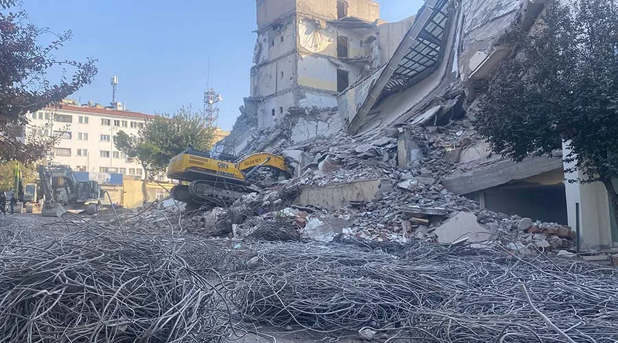 Bina﻿ yıkım yapan kepçenin üzerine devrildi