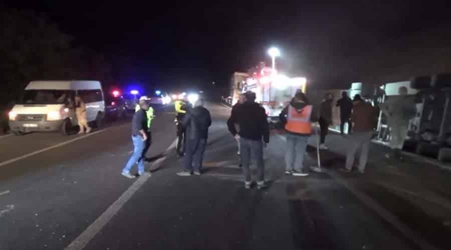 Devrilen tırda 50 koyun telef oldu!