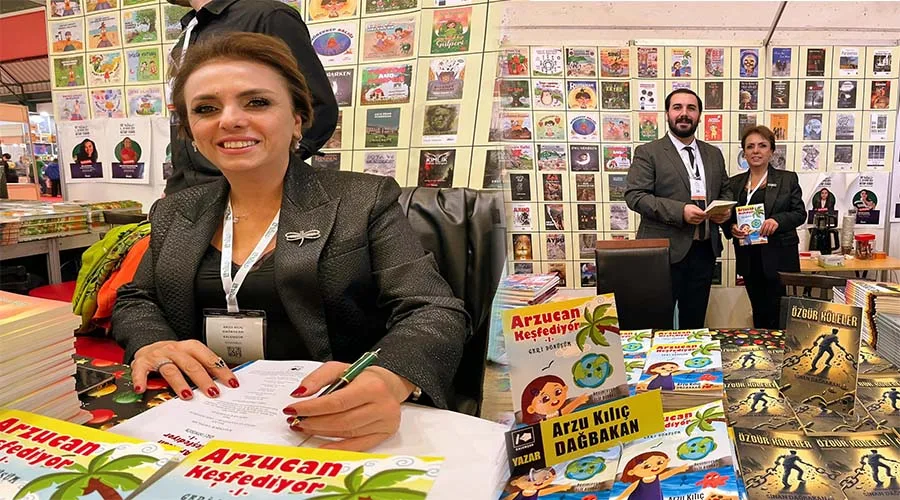 Yazar anne ve oğlu kitaplarını aynı gün imzaladı