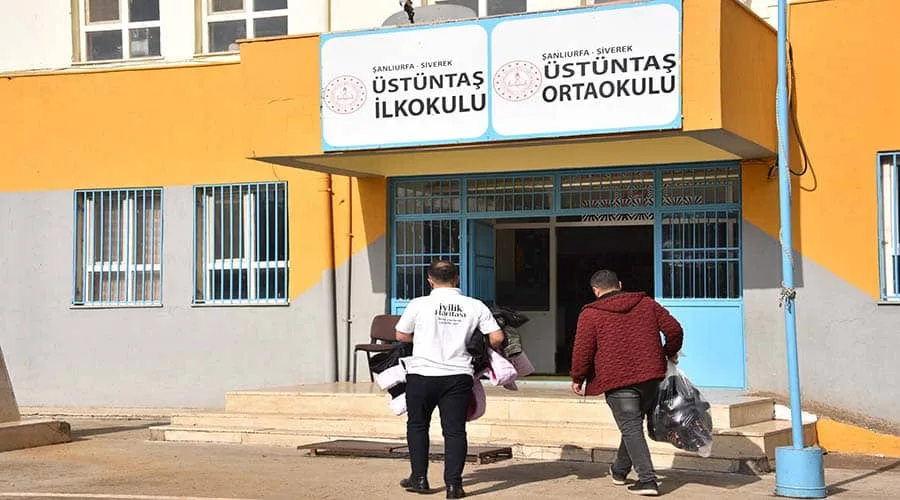 Öğrencilere kışlık mont ve bot dağıtıldı